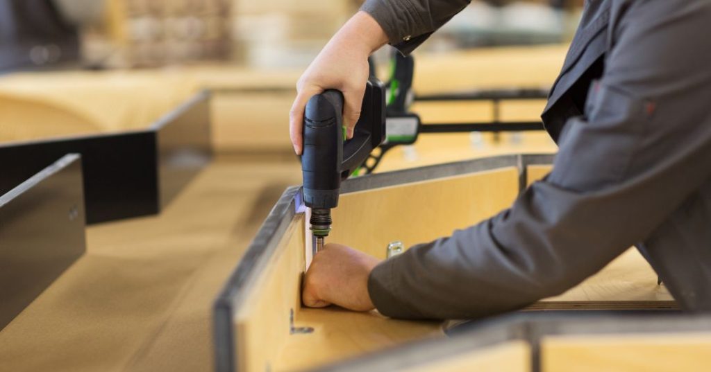 Como Montar Guarda-Roupa em Londrina: 5 Passos e Dicas capa montador de moveis em Londrina